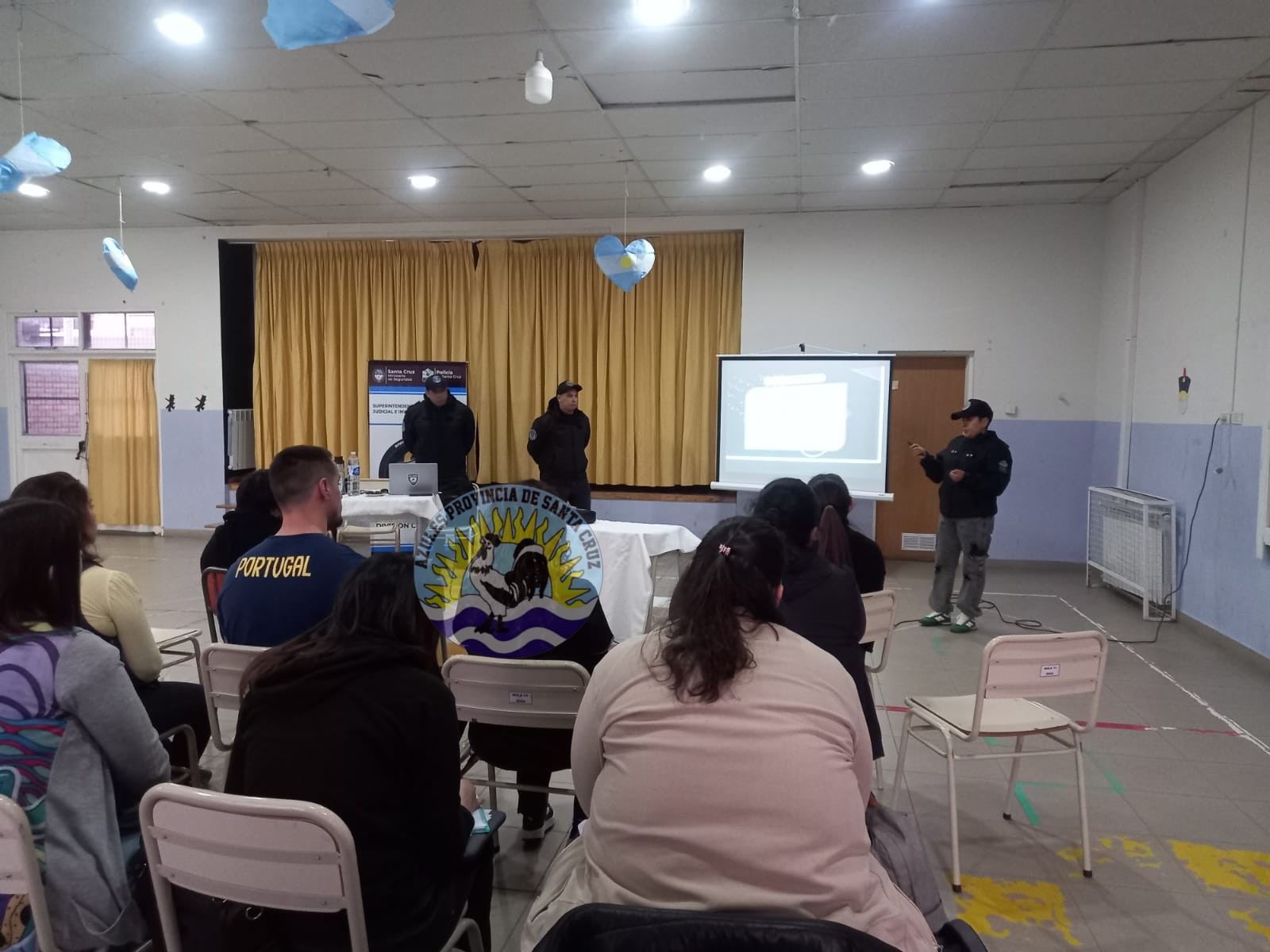 División Cibercrimen de Río Gallegos Capacita a la Comunidad Educativa de la Escuela Especial N°4 en Ciberdelitos y Seguridad Digital (1)