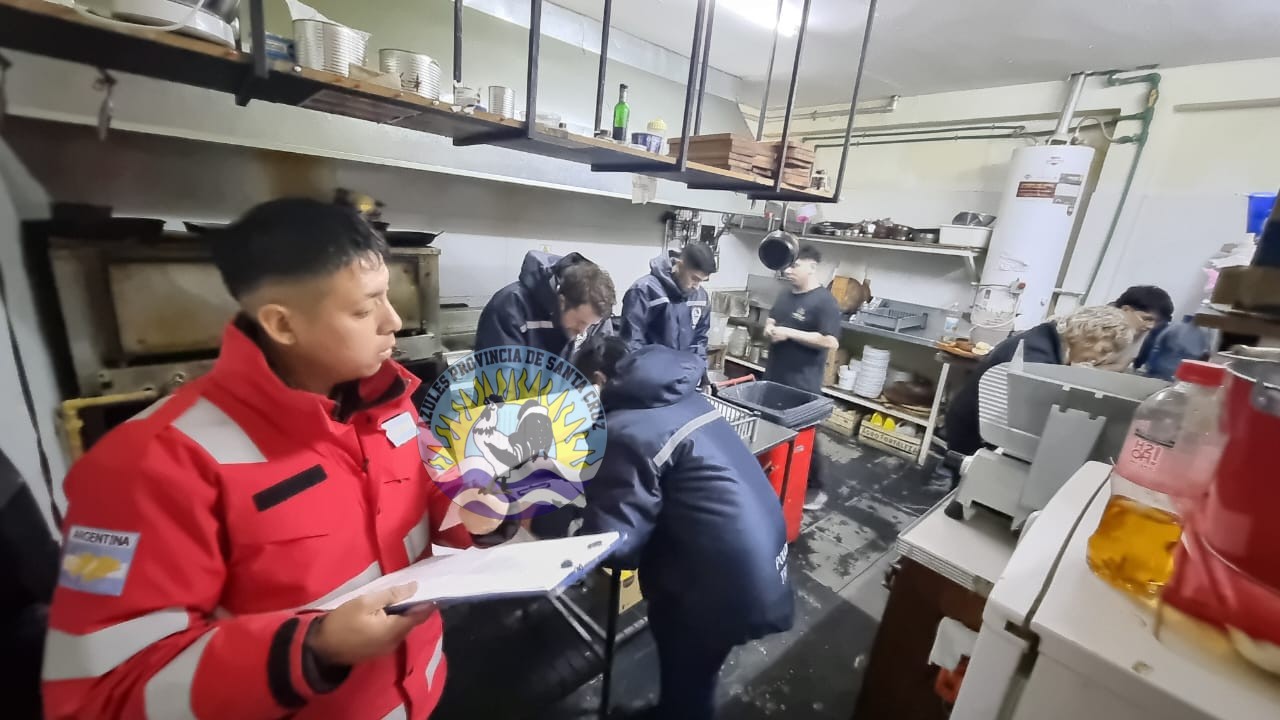 Operativo de control en locales nocturnos y tareas de saturación en Caleta Olivia (6)