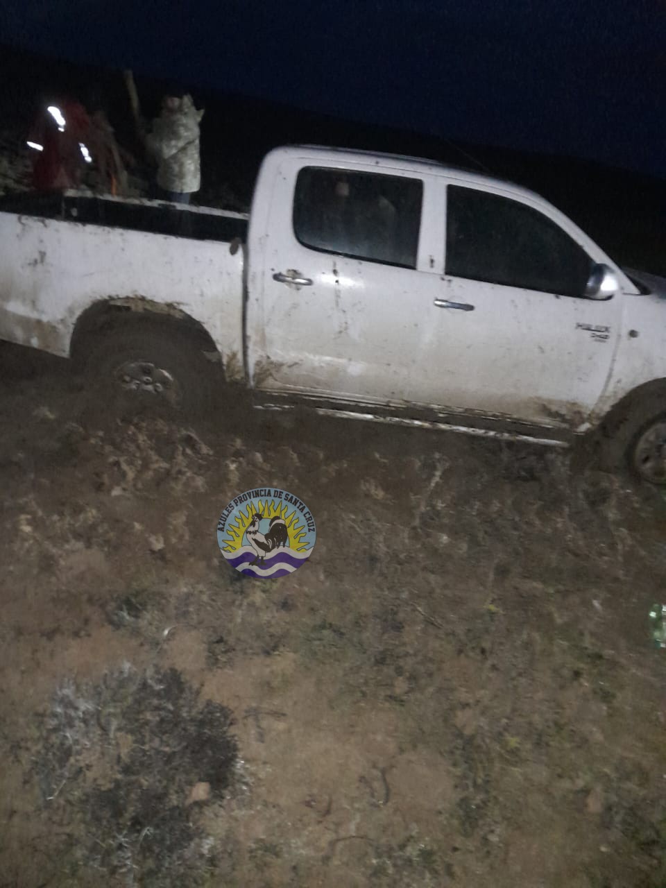 Sección Operaciones Rurales Puerto Deseado auxilia a familia varada (2)