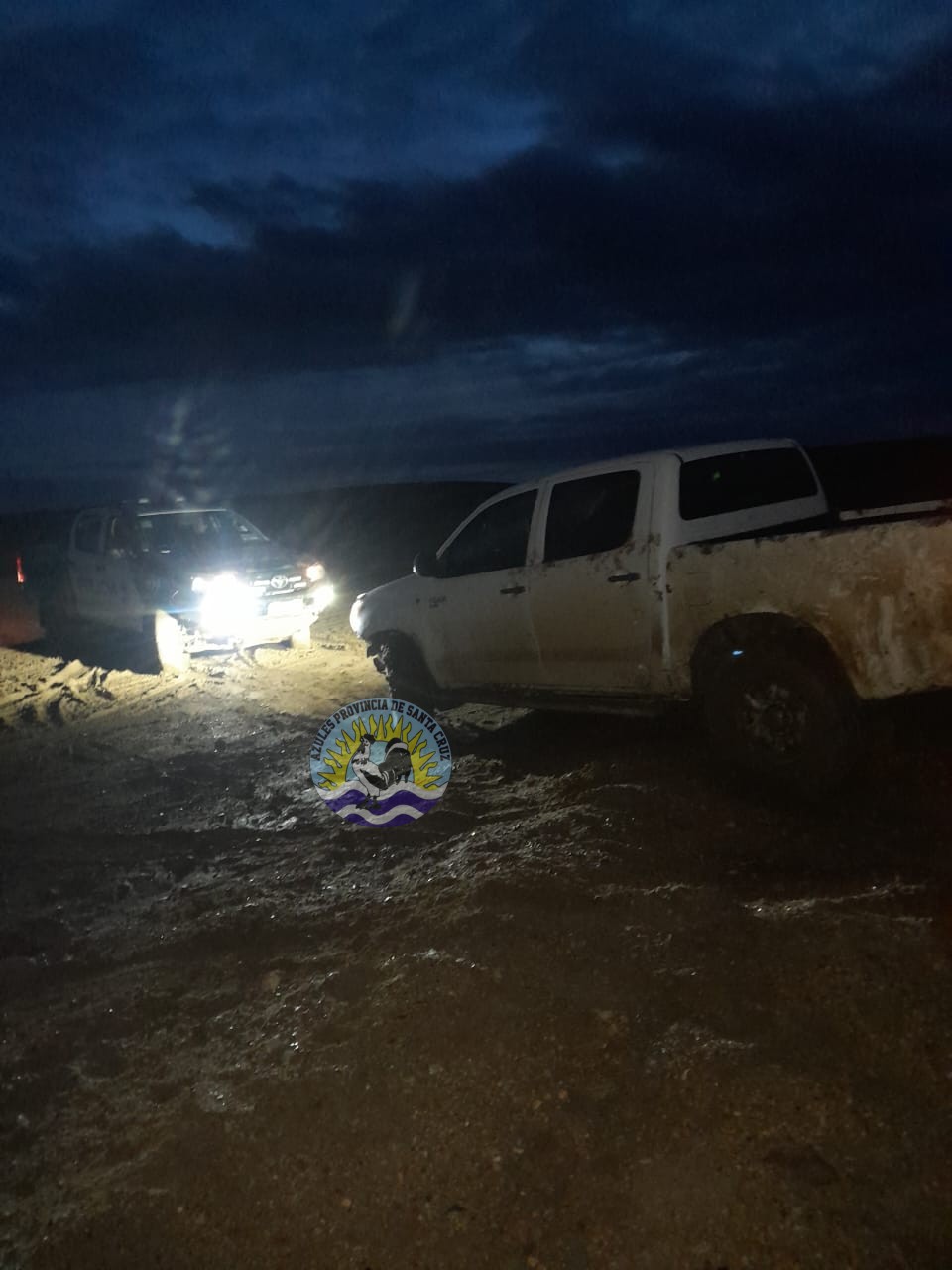Sección Operaciones Rurales Puerto Deseado auxilia a familia varada (3)