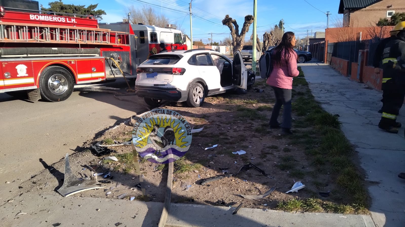 Intervención policial y de bomberos por colisión vehicular en Las Heras (1)