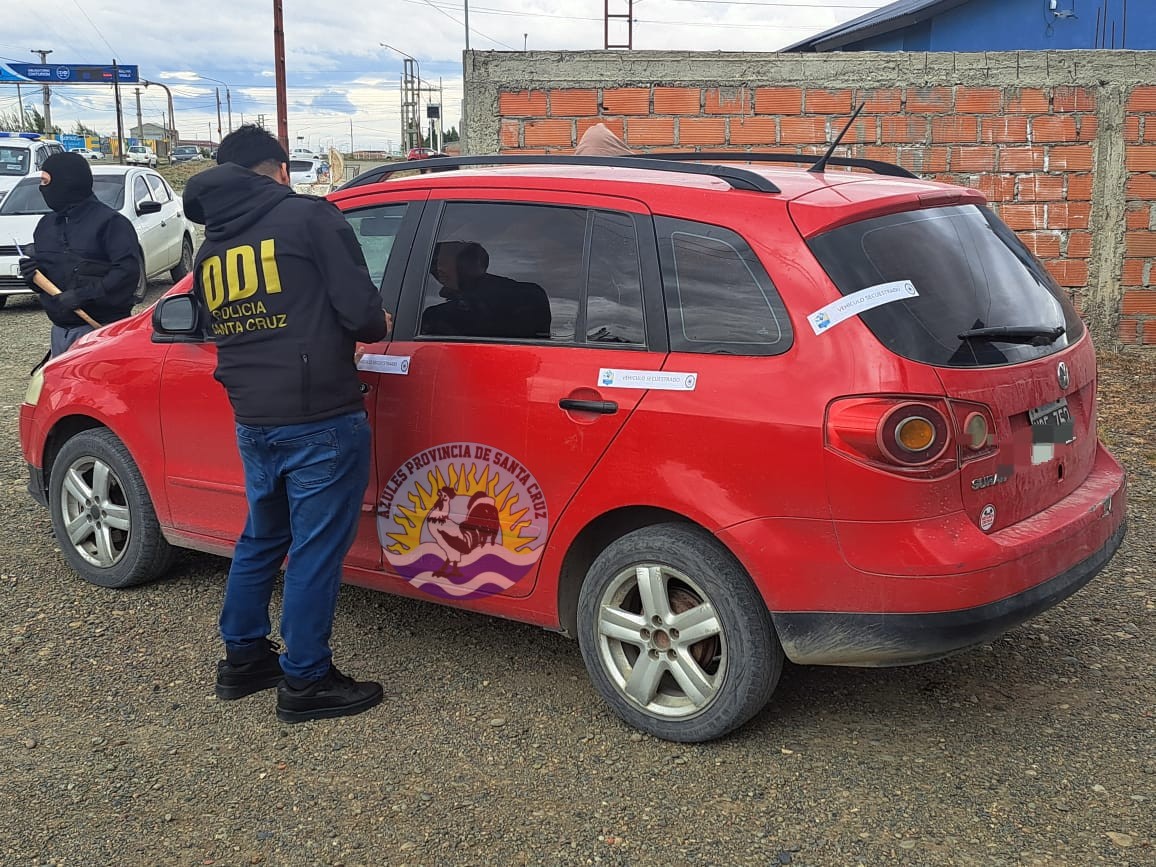 Aprehensiones y secuestro de unidad automotriz en el marco de una investigación por robo en Río Gallegos (2)