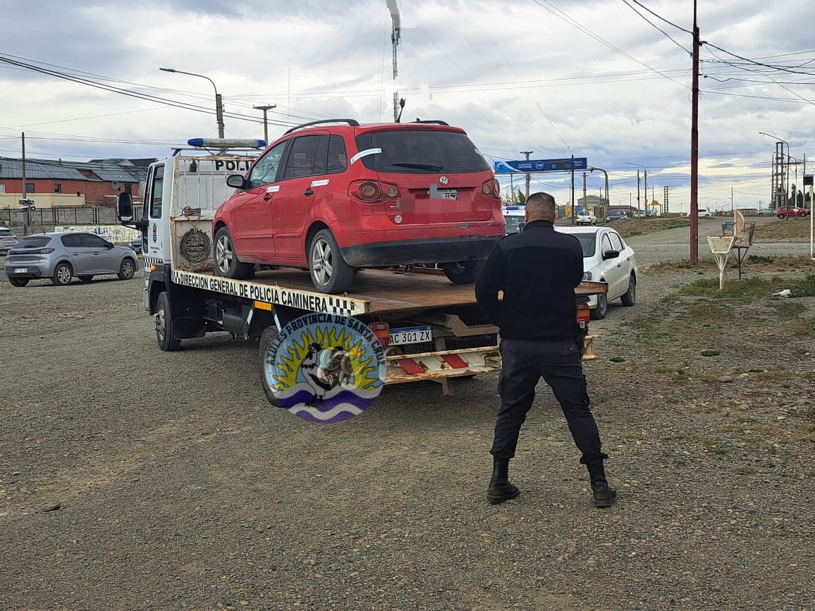 Aprehensiones y secuestro de unidad automotriz en el marco de una investigación por robo en Río Gallegos (3)